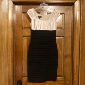 Size 6 Dressbarn Cream and Black Pleated Stretch Sheath Dress